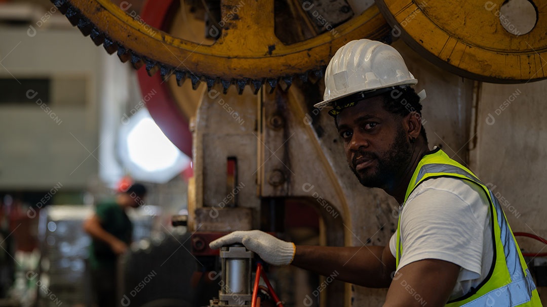 Afro-americano usando capacete de segurança, equipamento de segurança