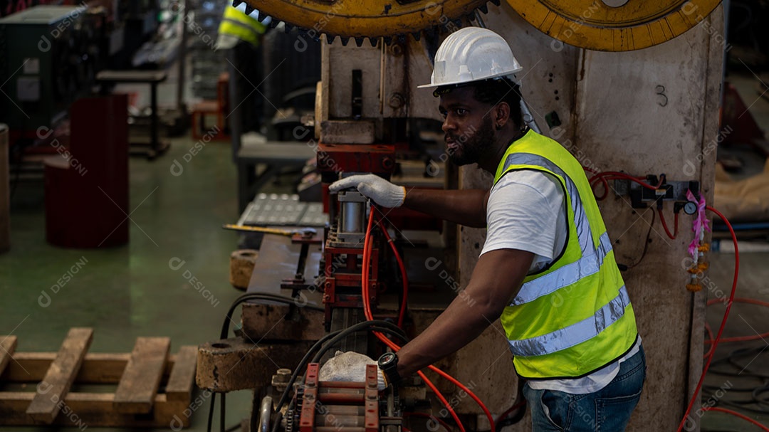 Afro-americano usando capacete de segurança, equipamento de segurança