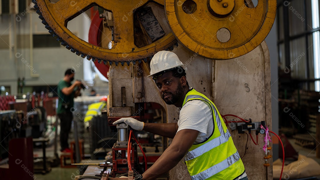 Afro-americano usando capacete de segurança, equipamento de segurança