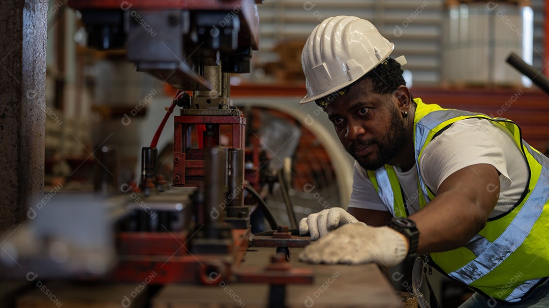 Afro-americano usando capacete de segurança, equipamento de segurança