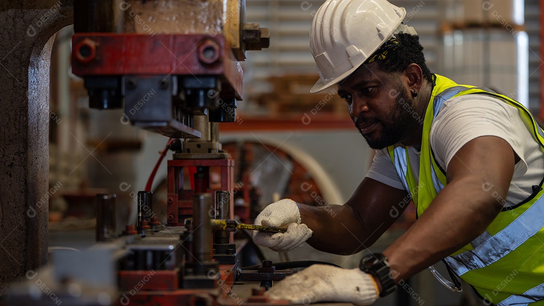 Afro-americano usando capacete de segurança, equipamento de segurança