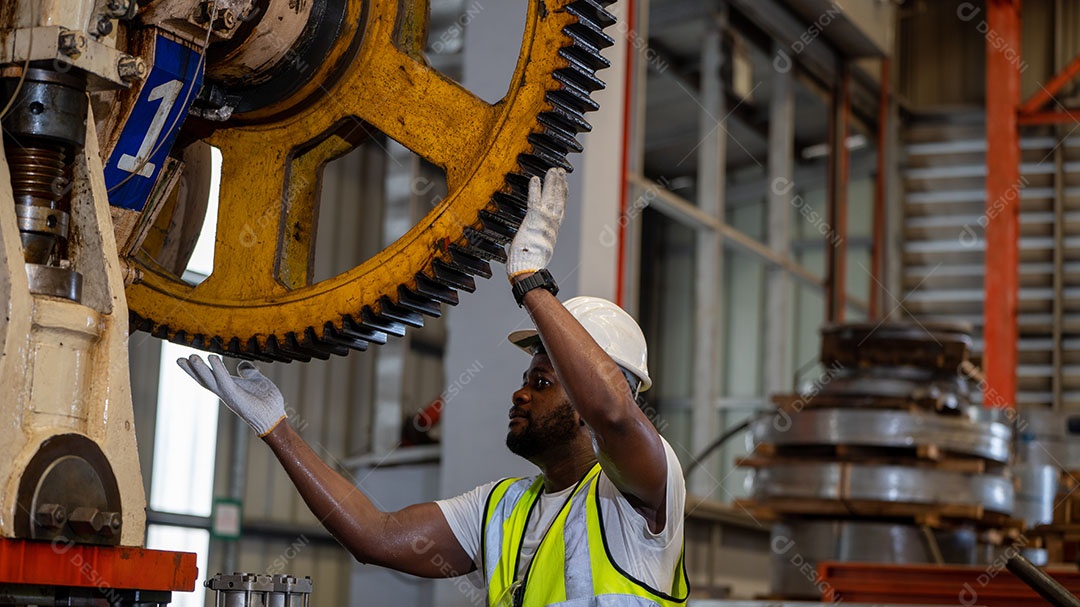 Afro-americano usando capacete de segurança, equipamento de segurança