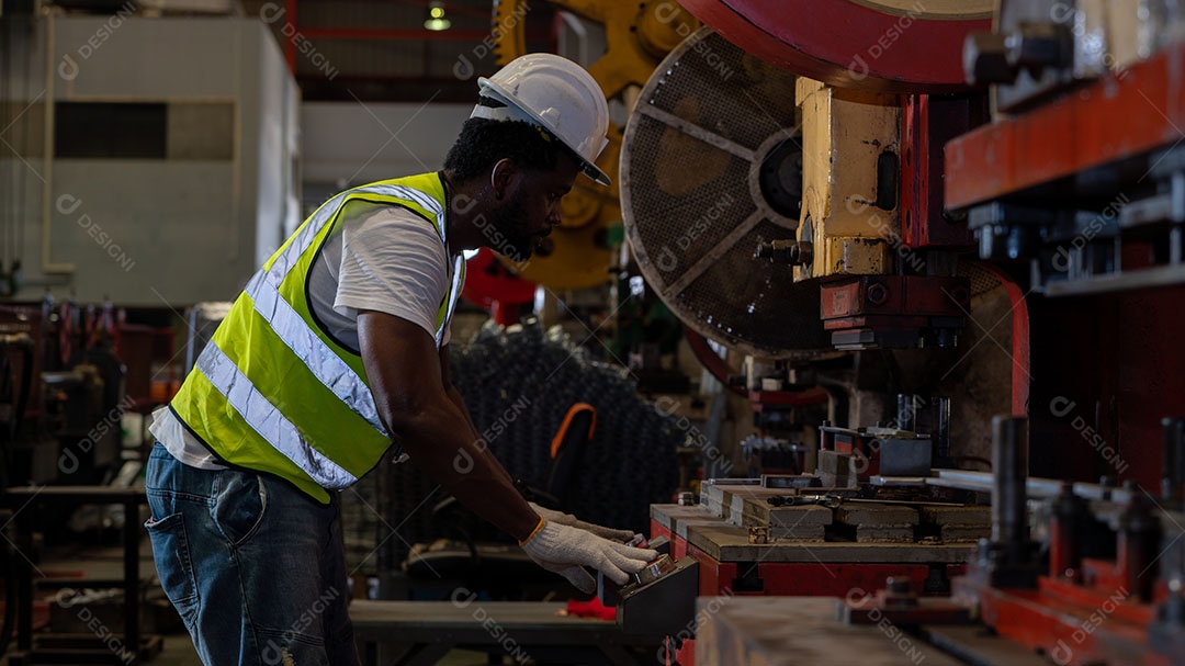 Afro-americano usando capacete de segurança, equipamento de segurança