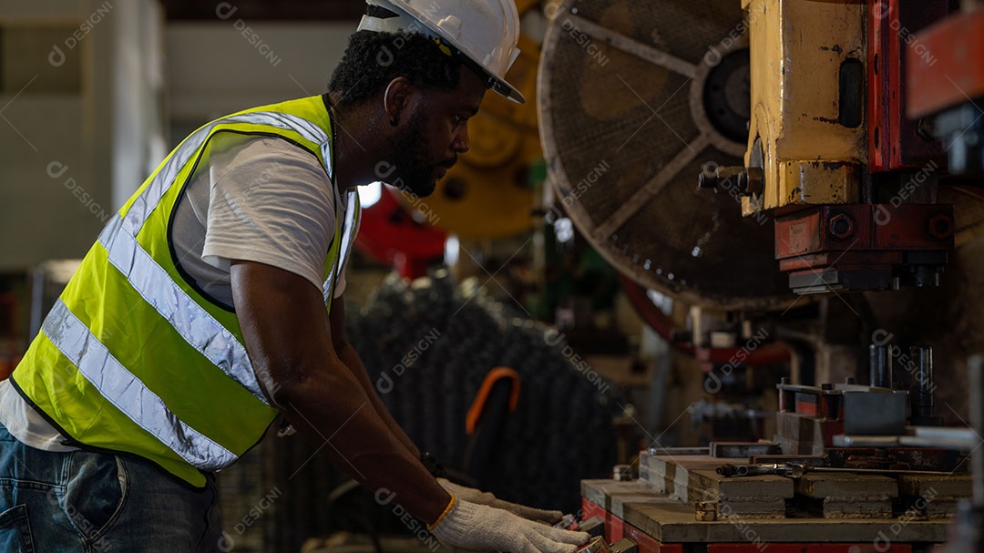 Afro-americano usando capacete de segurança, equipamento de segurança