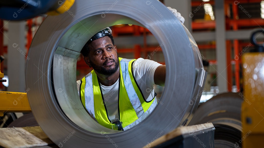 Afro-americano usando capacete de segurança, equipamento de segurança