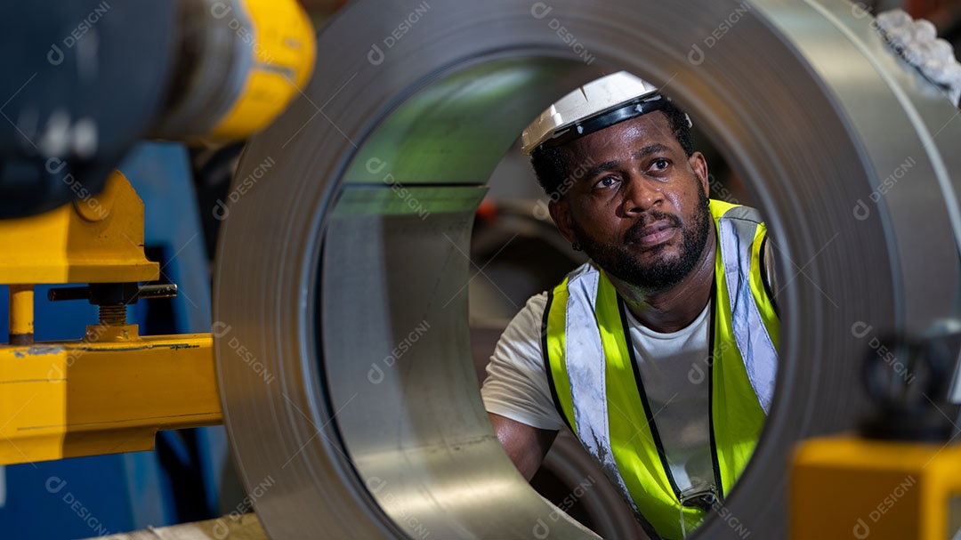 Afro-americano segurando capacete de segurança, equipamento de capacete de segurança