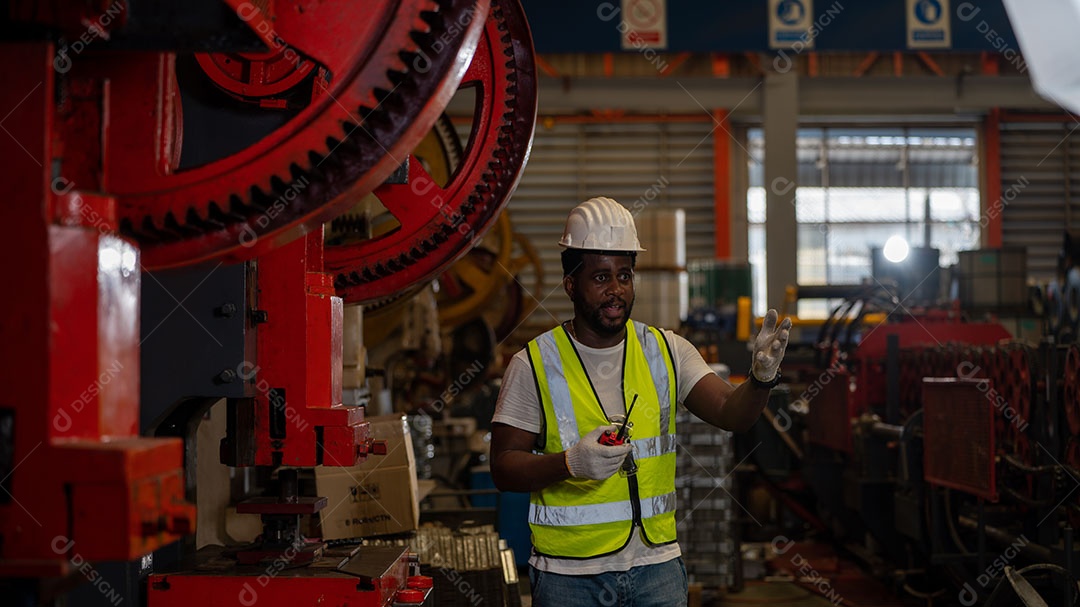 Afro-americano segurando capacete de segurança, equipamento de capacete de segurança