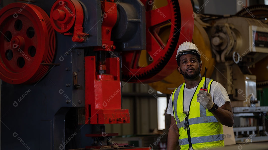 Afro-americano segurando capacete de segurança, equipamento de capacete de segurança