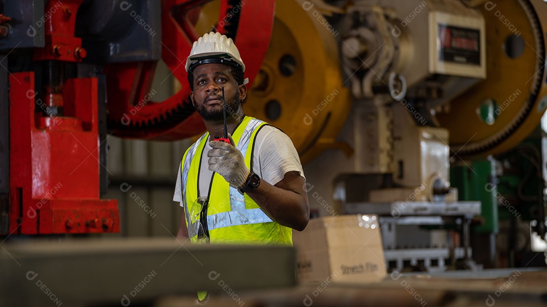 Afro-americano segurando capacete de segurança, equipamento de capacete de segurança