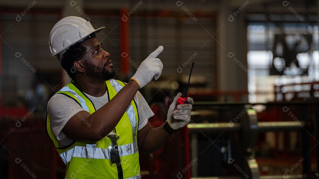 Afro-americano segurando capacete de segurança, equipamento de capacete de segurança