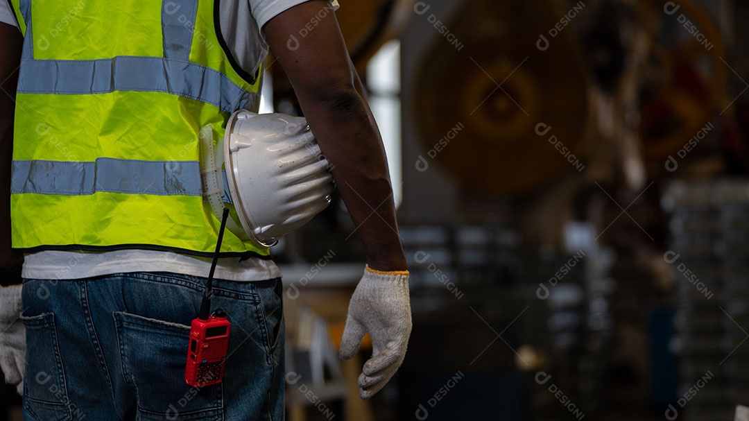 Afro-americano segurando capacete de segurança, equipamento de capacete de segurança