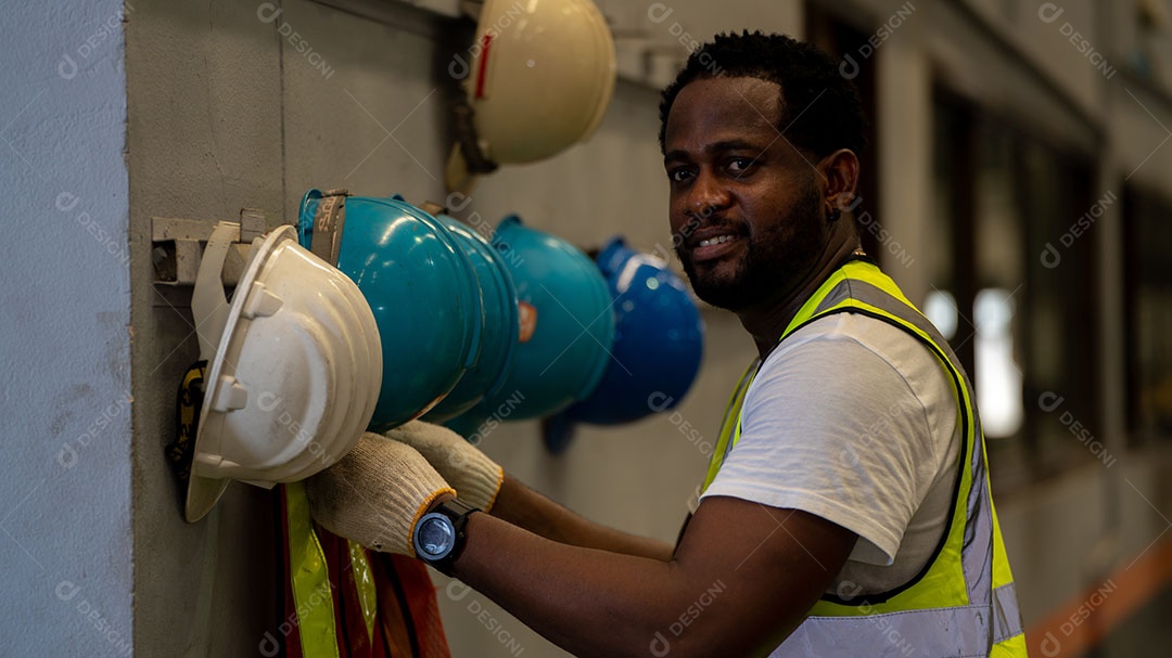 Afro-americano segurando capacete de segurança, equipamento de capacete de segurança