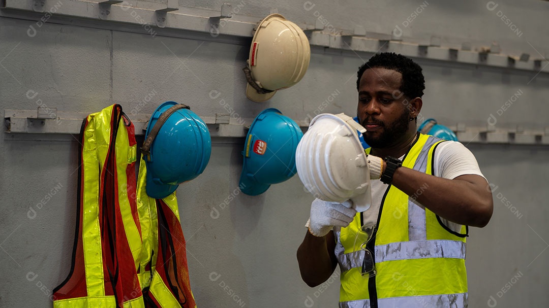 Afro-americano segurando capacete de segurança, equipamento de capacete de segurança