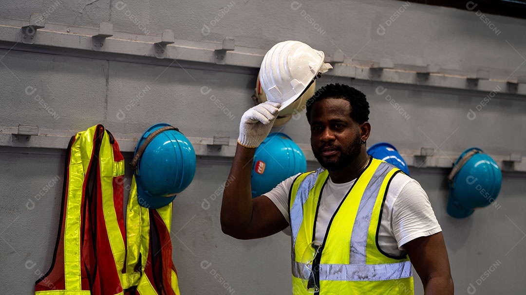 Afro-americano segurando capacete de segurança, equipamento de capacete de segurança