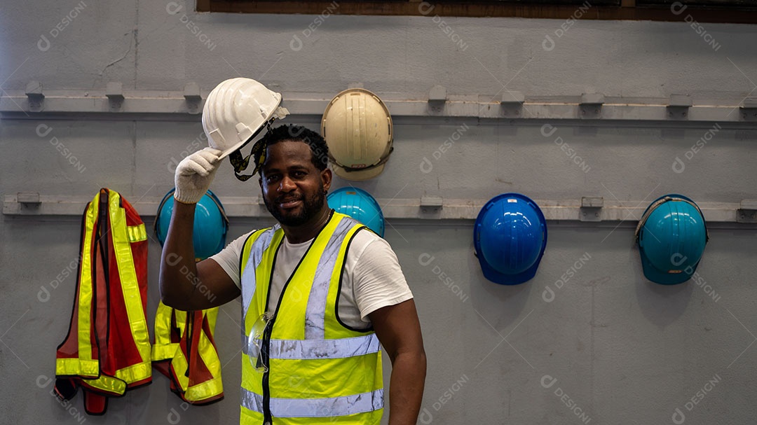 Afro-americano segurando capacete de segurança, equipamento de capacete de segurança