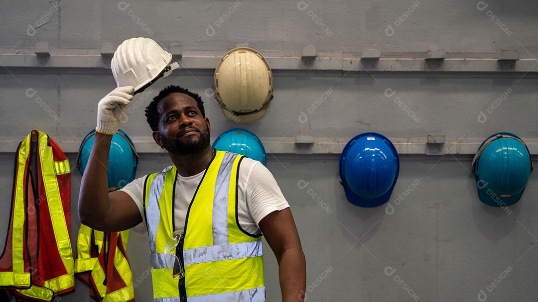 Afro-americano segurando capacete de segurança, equipamento de capacete de segurança