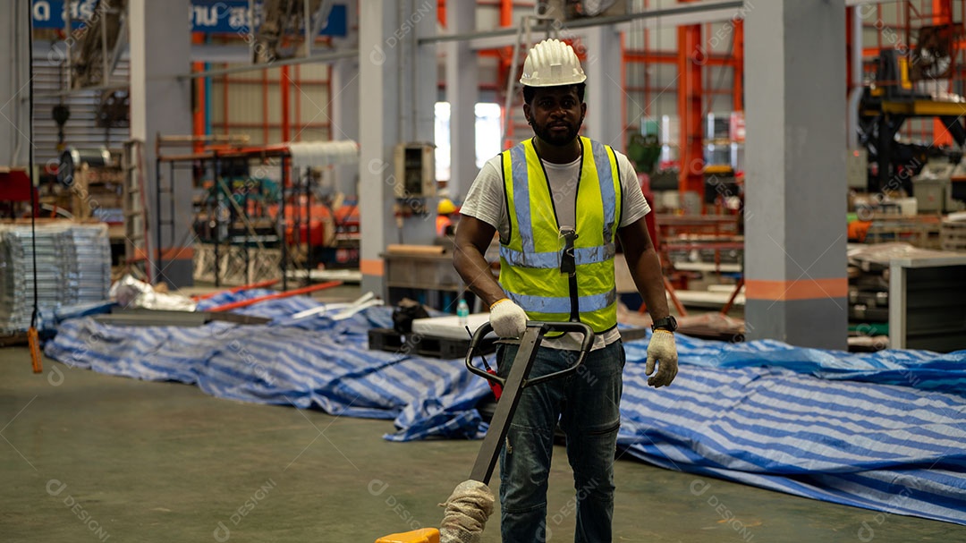 Afro-americano segurando capacete de segurança, equipamento de capacete de segurança