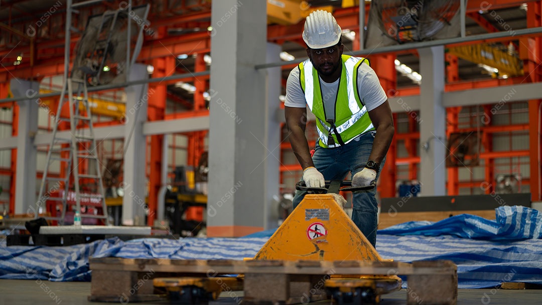Afro-americano segurando capacete de segurança, equipamento de capacete de segurança