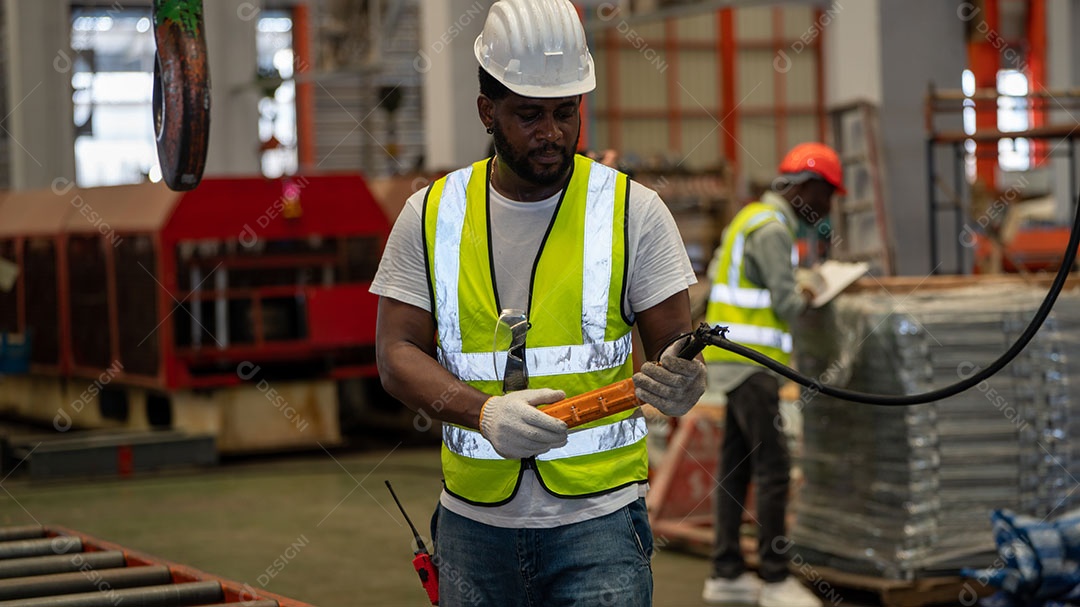 Afro-americano segurando capacete de segurança, equipamento de capacete de segurança