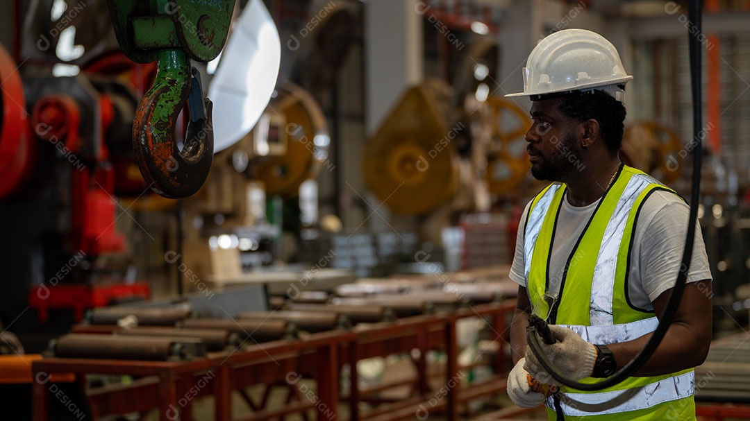 Afro-americano segurando capacete de segurança, equipamento de capacete de segurança