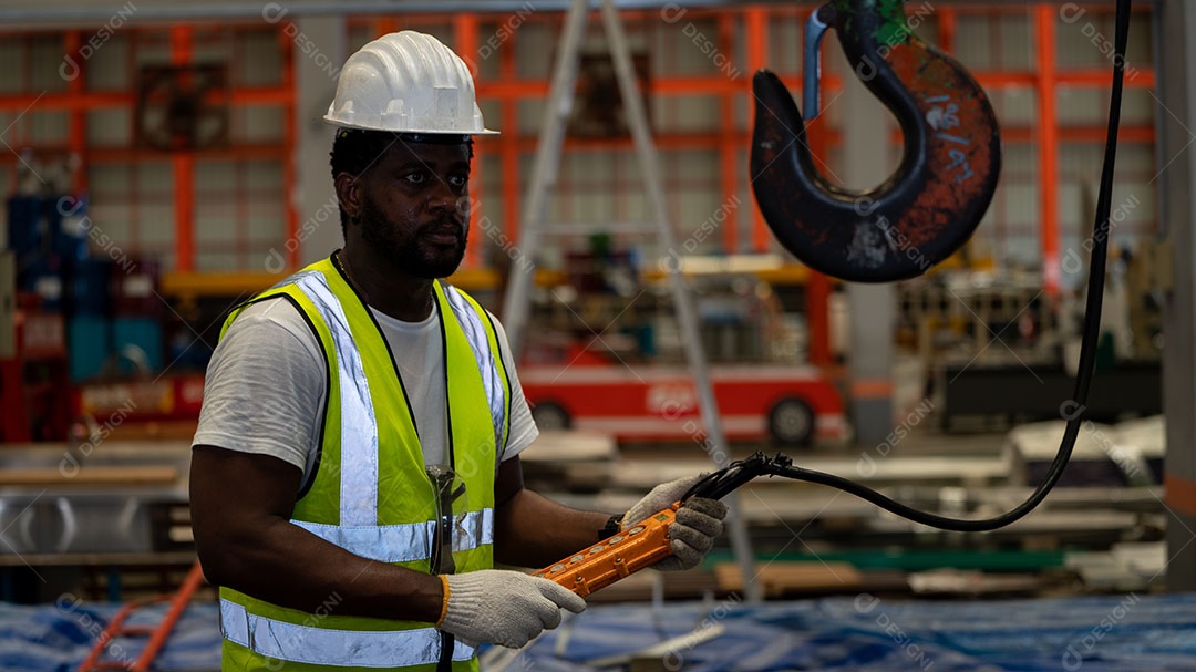 Afro-americano segurando capacete de segurança, equipamento de capacete de segurança