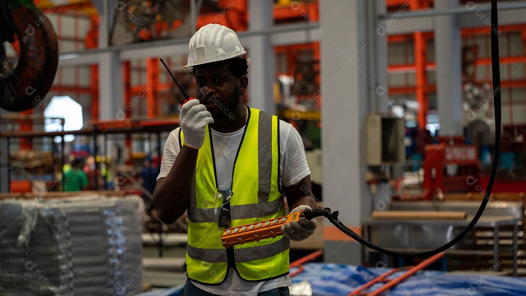 Afro-americano segurando capacete de segurança, equipamento de capacete de segurança