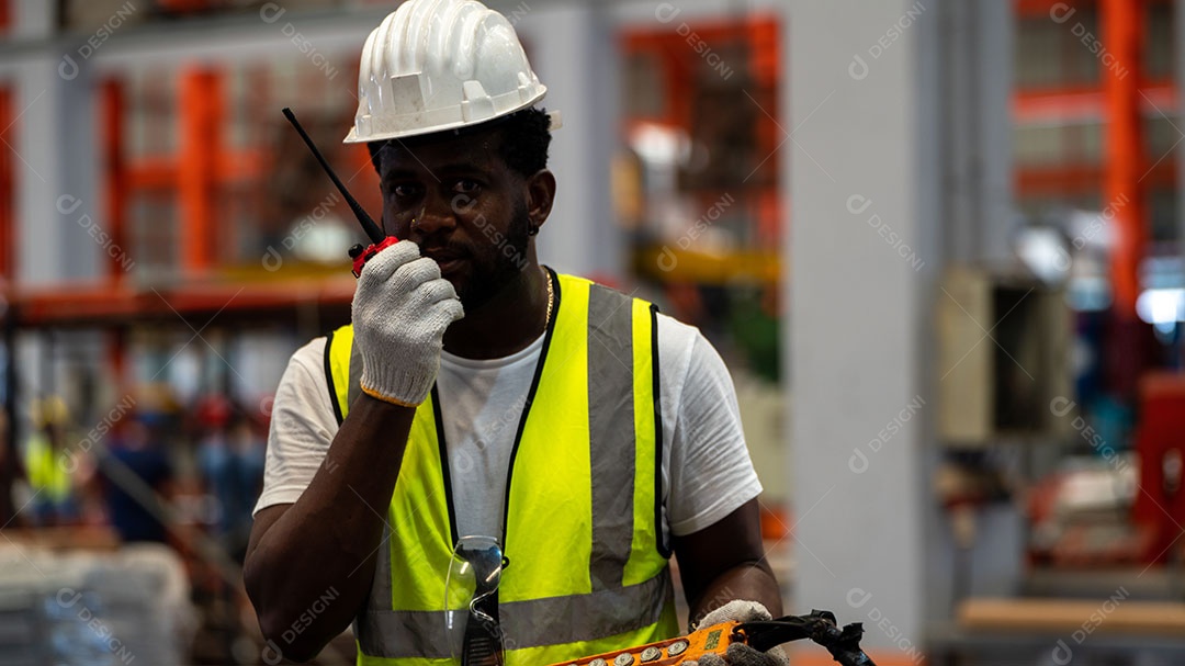 Afro-americano segurando capacete de segurança, equipamento de capacete de segurança