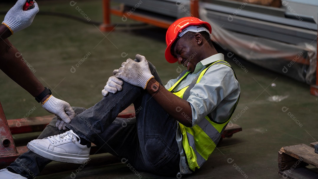 Conceito de acidente, o trabalhador da equipe nasceu em um acidente de fábrica