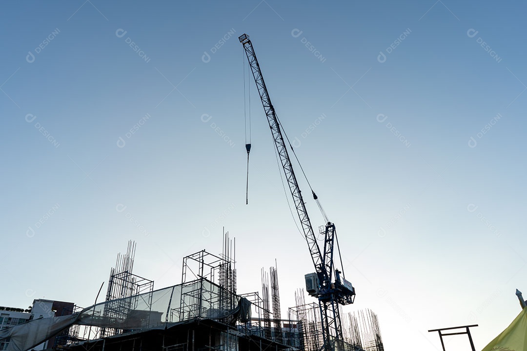 Atividade de construção no canteiro de obras no fundo do céu azul