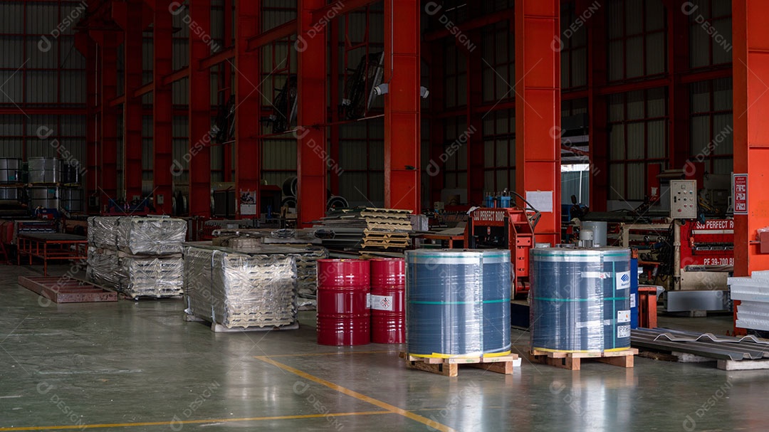 Latão vermelho sobre galpão correntes sobre redor