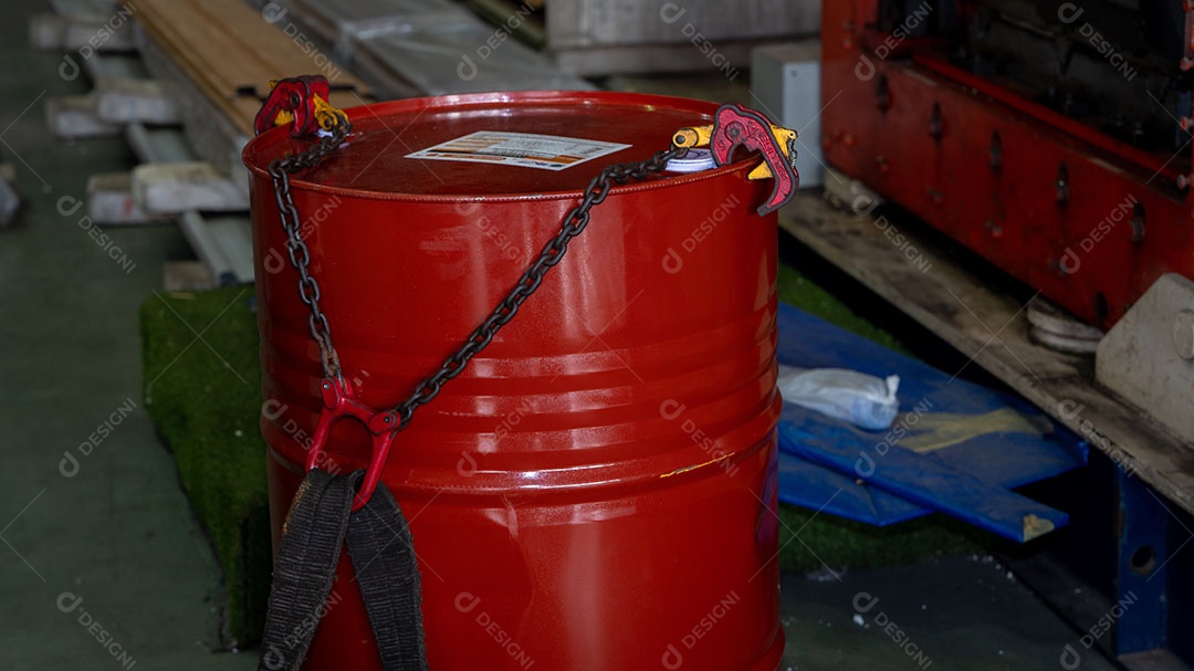 Latão vermelho sobre galpão correntes sobre redor
