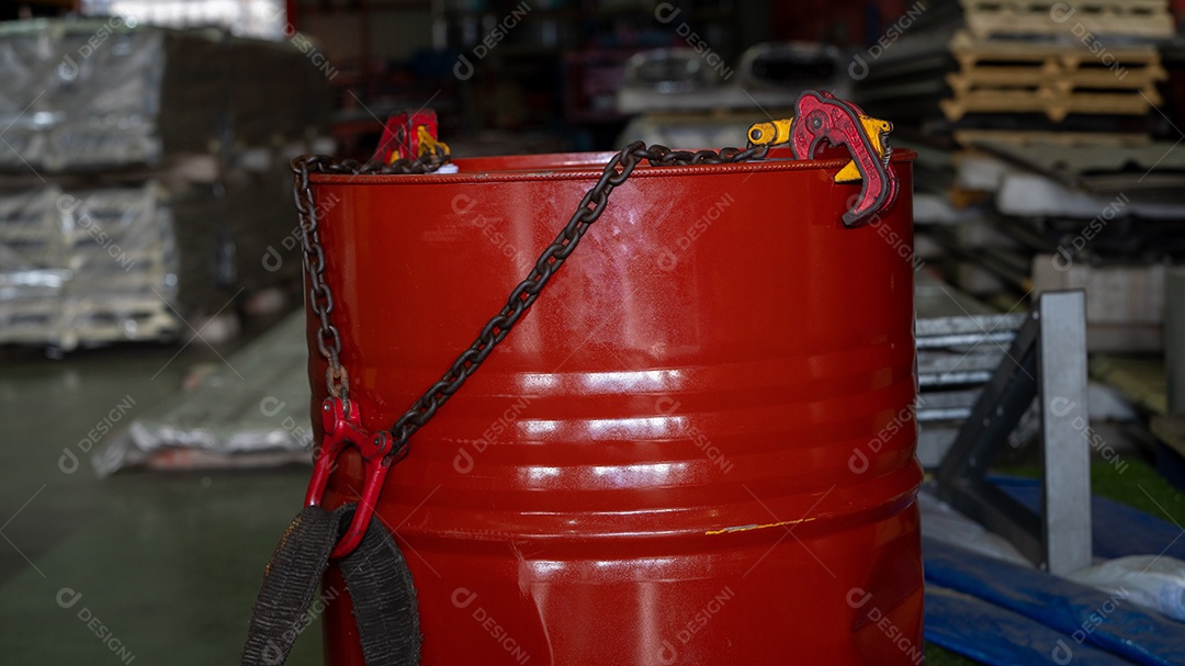 Latão vermelho sobre galpão correntes sobre redor