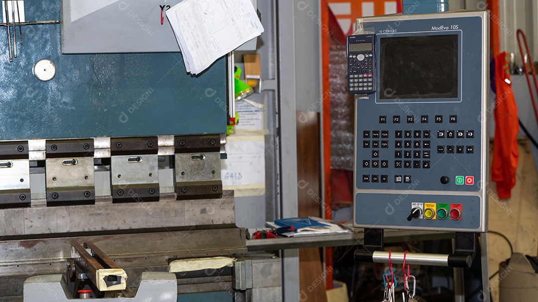 Dobradeira hidráulica sobre uma indústria