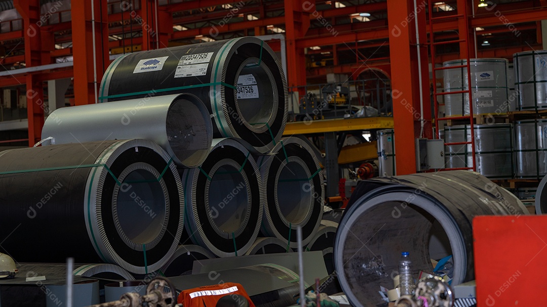 Rolos de chapa de aço galvanizado Sucata de aço inoxidável Rolos de alumínio dentro da fábrica ou armazém.