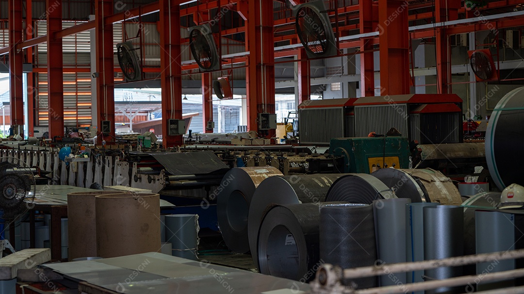 Rolos de chapa de aço galvanizado Sucata de aço inoxidável Rolos de alumínio dentro da fábrica ou armazém.