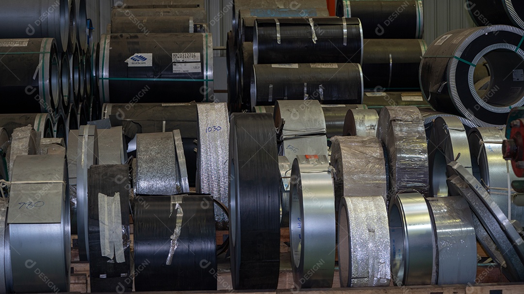 Rolos de chapa de aço galvanizado Sucata de aço inoxidável Rolos de alumínio dentro da fábrica ou armazém.