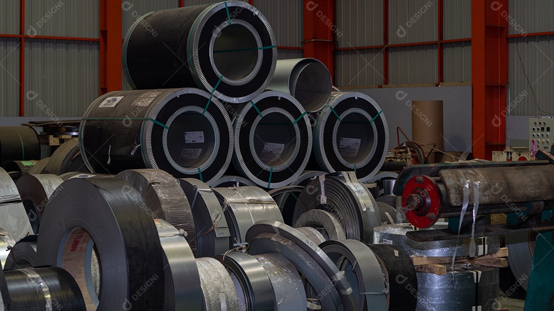 Rolos de chapa de aço galvanizado Sucata de aço inoxidável Rolos de alumínio dentro da fábrica ou armazém.