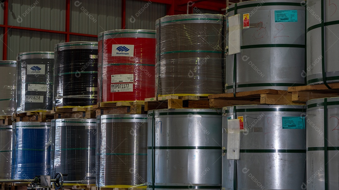 Rolos de chapa de aço galvanizado Sucata de aço inoxidável Rolos de alumínio dentro da fábrica ou armazém.