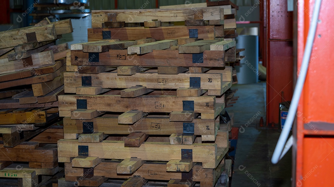 Madeiras empilhadas sobre galpão