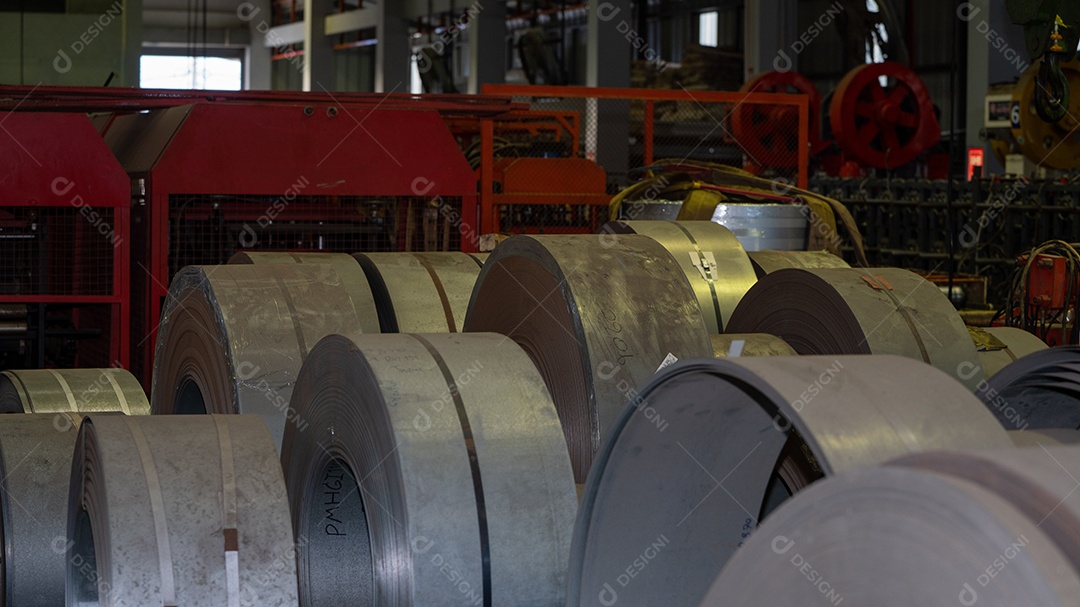 Rolos de chapa de aço galvanizado Sucata de aço inoxidável Rolos de alumínio dentro da fábrica ou armazém.