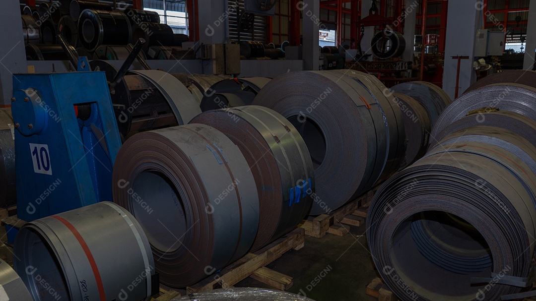 Rolos de chapa de aço galvanizado Sucata de aço inoxidável Rolos de alumínio dentro da fábrica ou armazém.