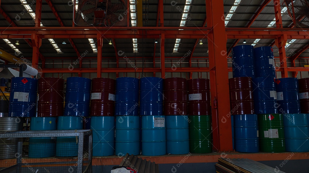 Tambores de 200 litros empilhados sobre um galpão