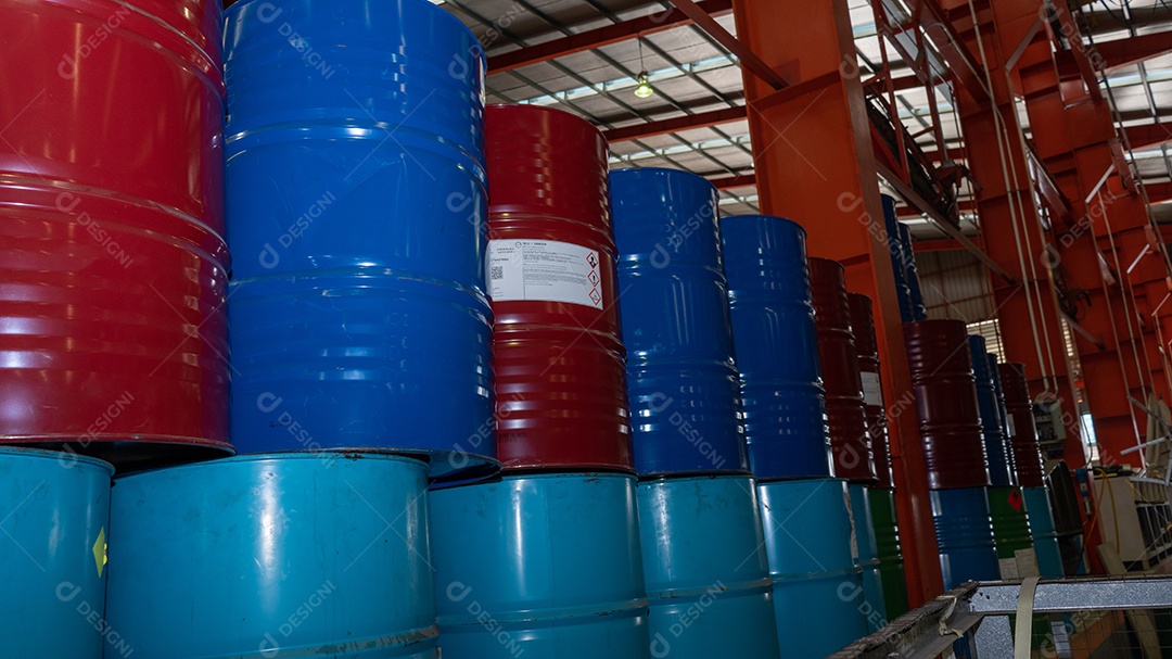 Tambores de 200 litros empilhados sobre um galpão