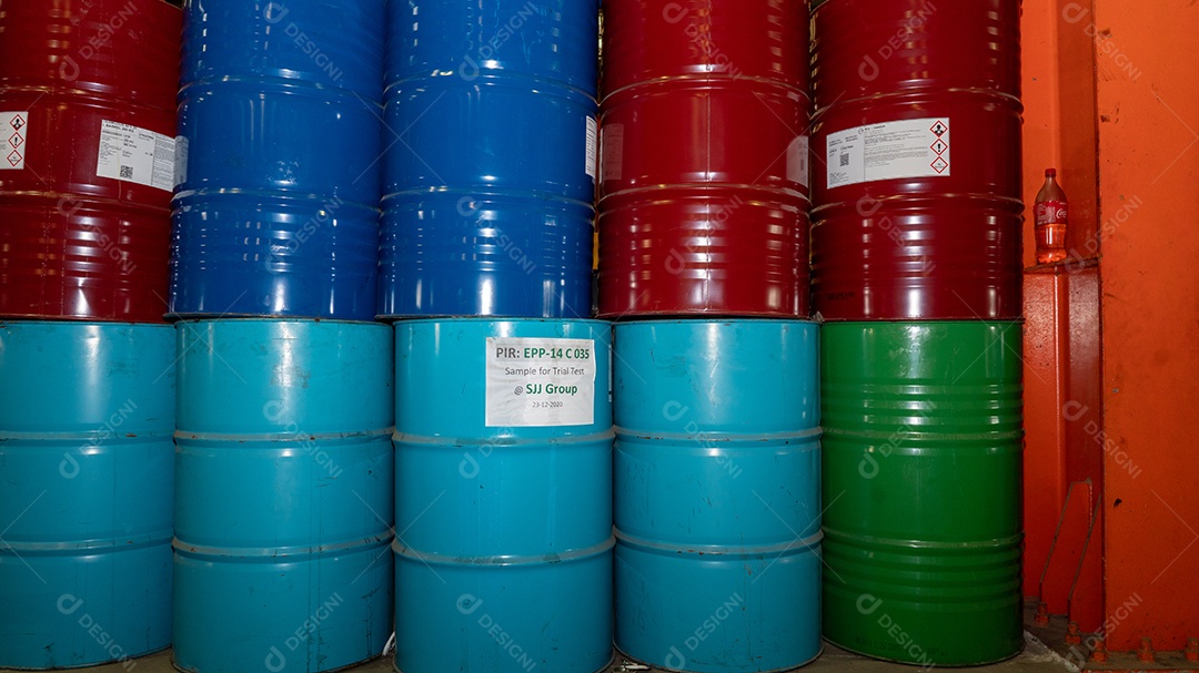 Tambores de 200 litros empilhados sobre um galpão