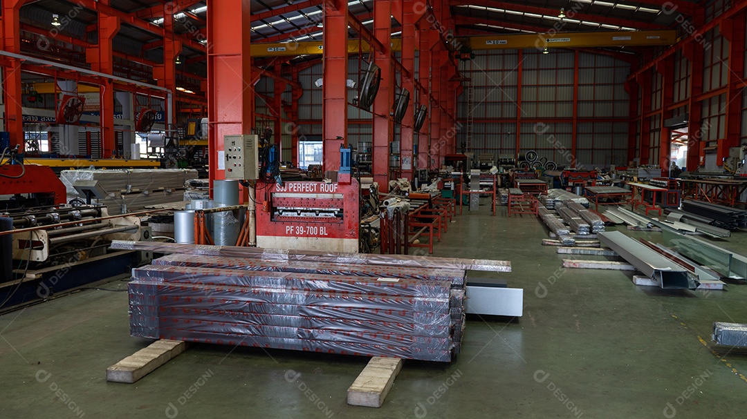 Madeira serrada sobre galpão