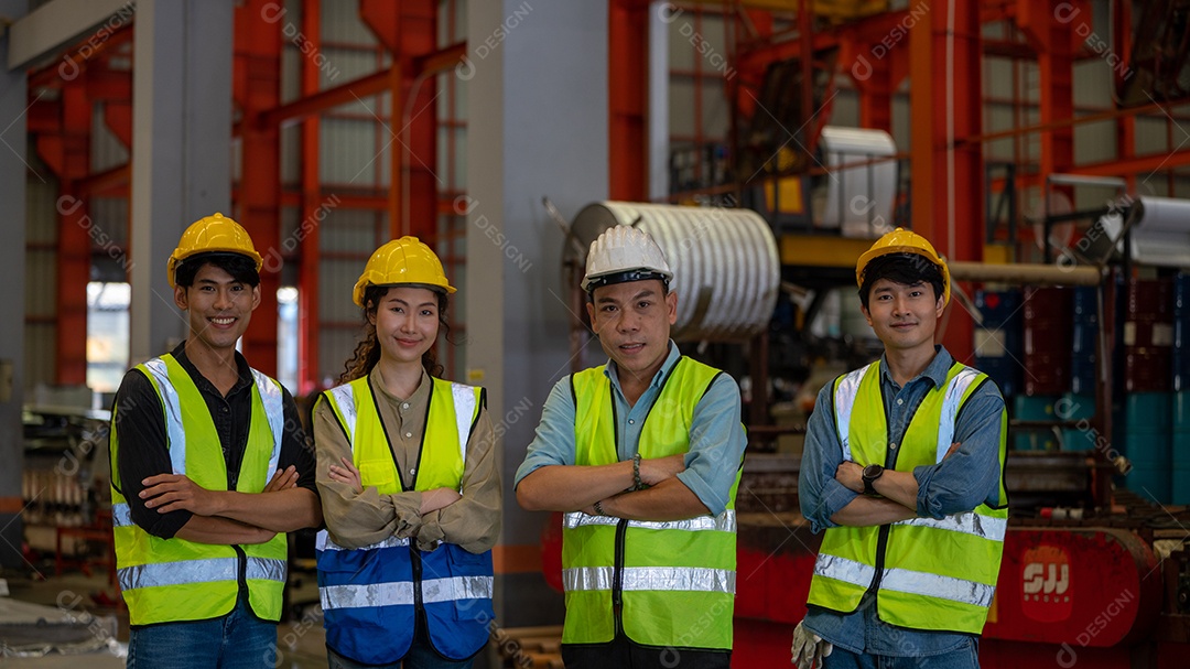 Trabalho em equipe e grupo de trabalhadores de espírito de equipe dão cinco juntos