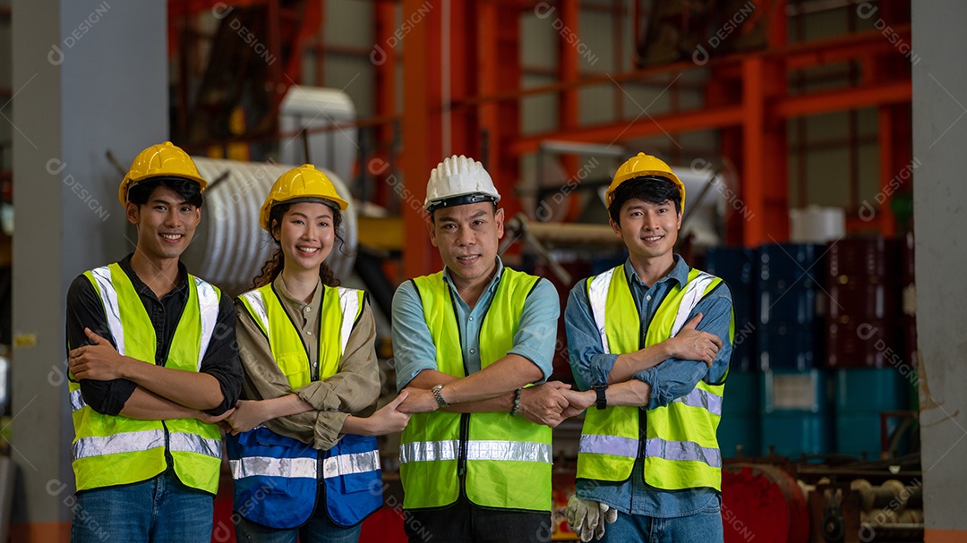 Trabalho em equipe e grupo de trabalhadores de espírito de equipe dão cinco juntos