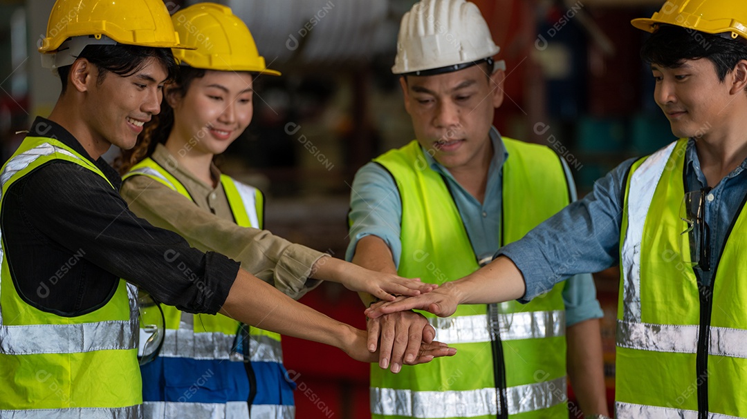 Trabalho em equipe e grupo de trabalhadores de espírito de equipe dão cinco juntos