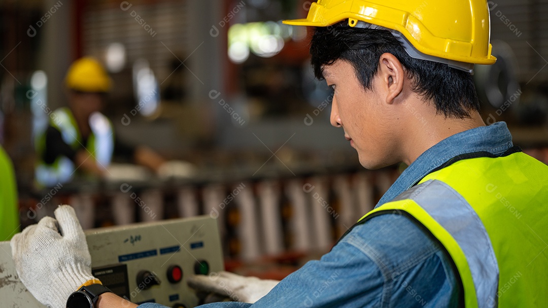Trabalho em equipe e grupo de trabalhadores de espírito de equipe dão cinco juntos