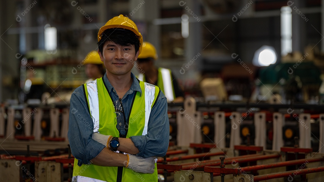 Sorria trabalhadora da indústria pesada na fábrica de manufatura